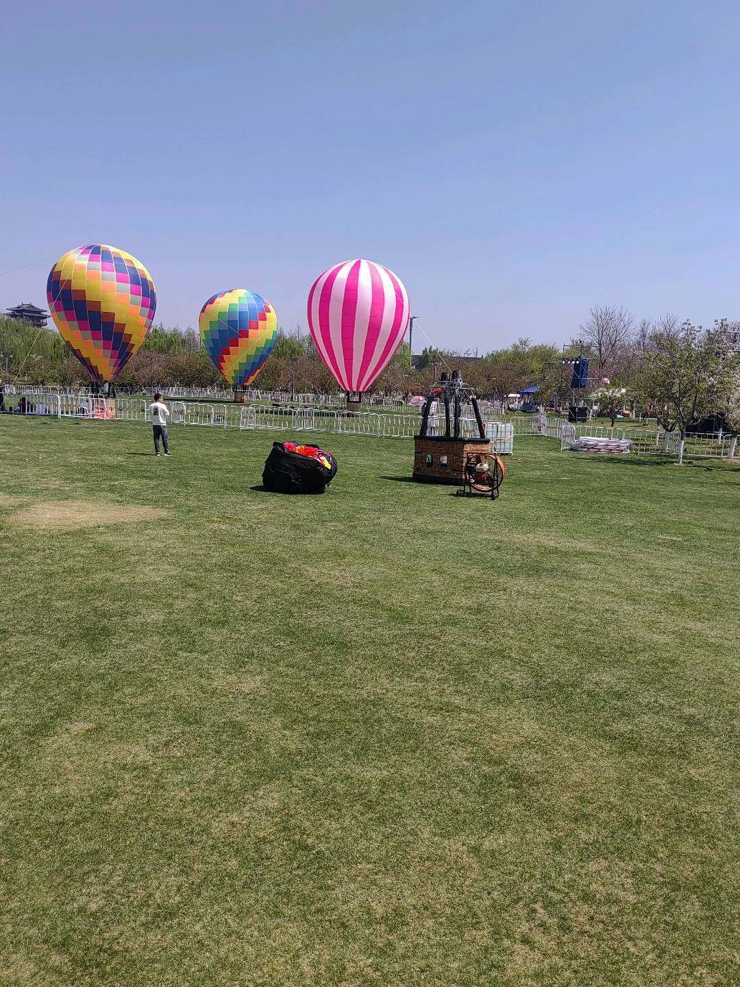 我厂现有展示热气球30余款,并接受定制专属热气球