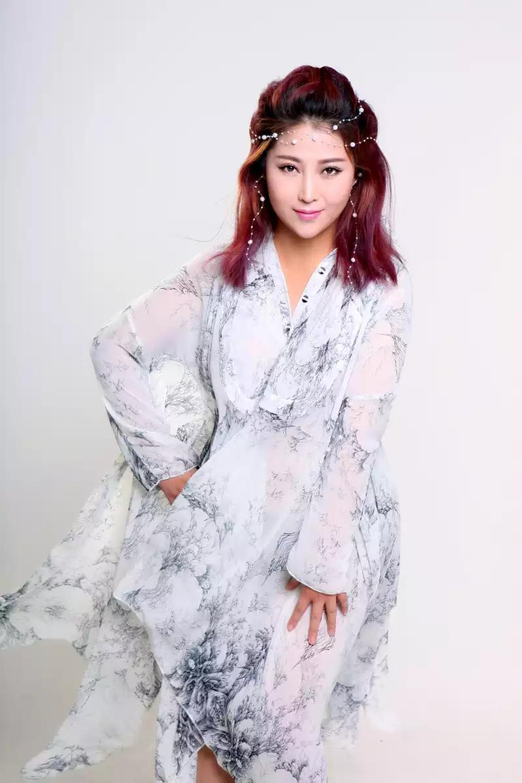 蓝琪儿,1981年1月1日出生于河北,中国内地女歌手,毕业于北京音乐学院
