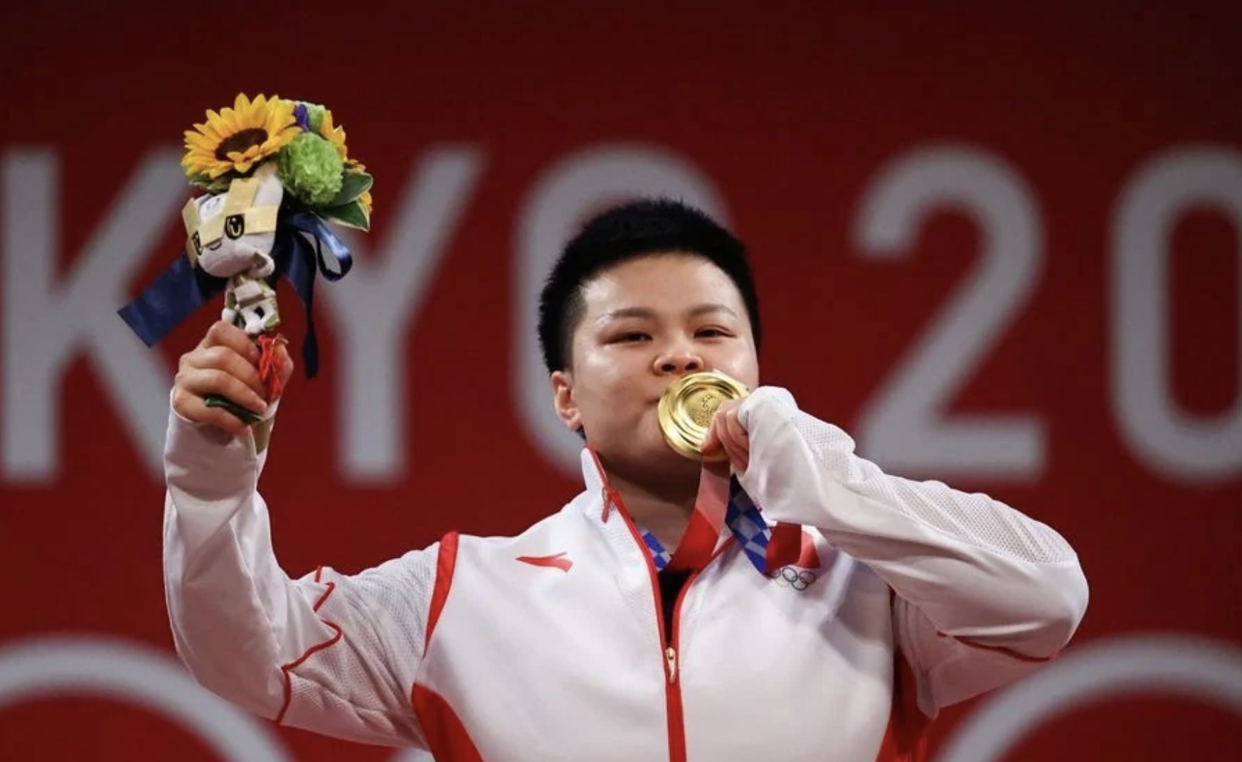 汪周雨,1994年5月13日出生于湖北省宜都市陆城镇,中国女子举重运动员.