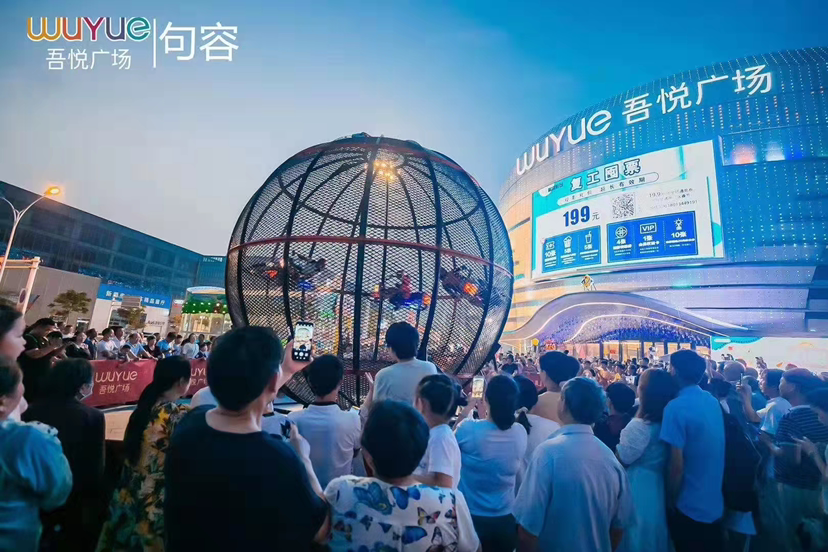 地产商场聚人气环球飞车表演